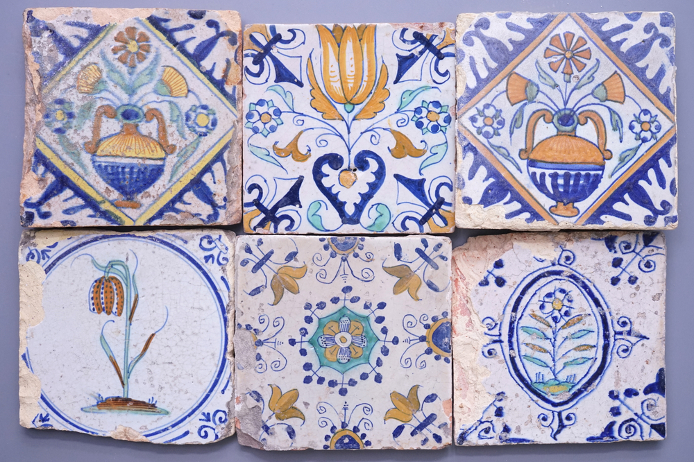 Lot de 6 carreaux diff&eacute;rents en fa&iuml;ence polychrome de Delft, 17e