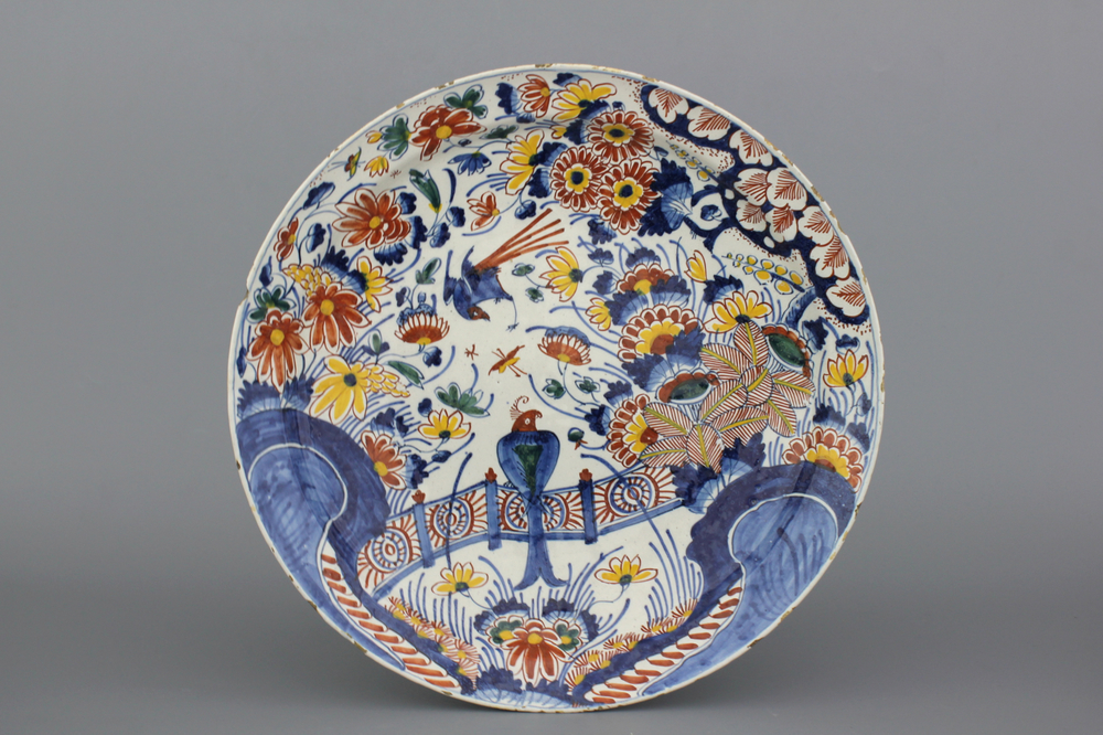 Plat en fa&iuml;ence polychrome de Delft avec chinoiserie, d&eacute;cor oiseau sur une haie, d&eacute;but 18e