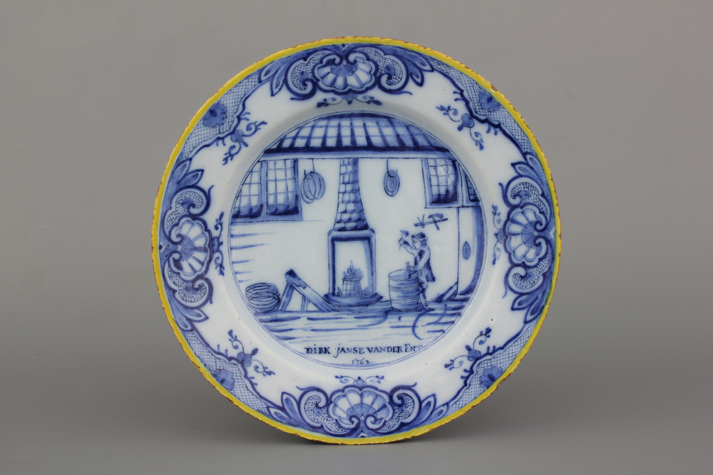 Plat rare en fa&iuml;ence de Delft, bleu et blanc, d&eacute;cor fabriquant de tonneau, sign&eacute; et dat&eacute; 1762