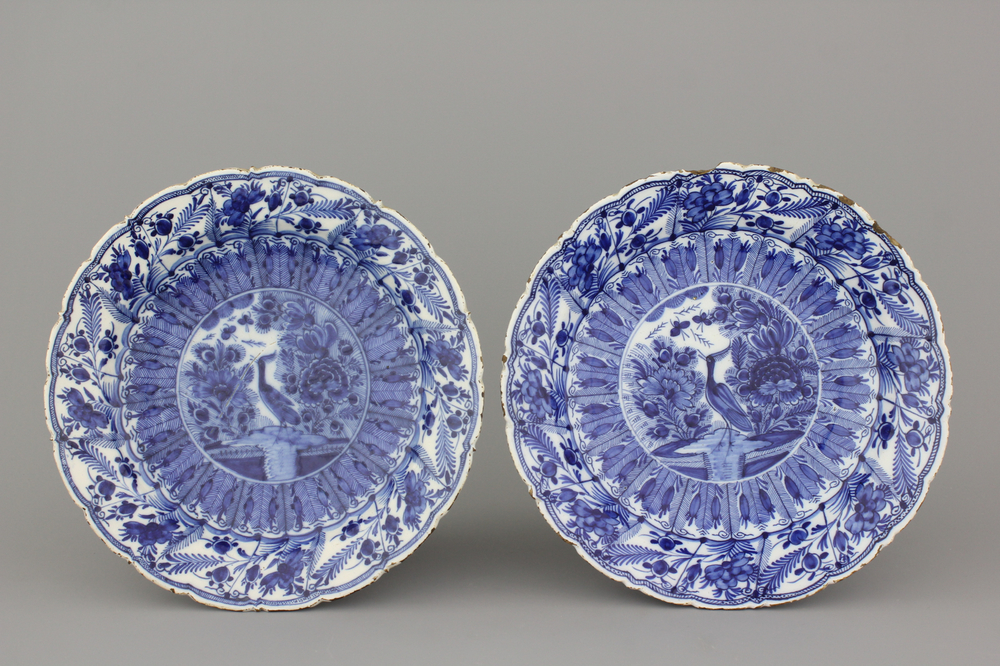 Paire de plats en fa&iuml;ence de Delft, bleu et blanc, d&eacute;cor de paradisiers, 18e