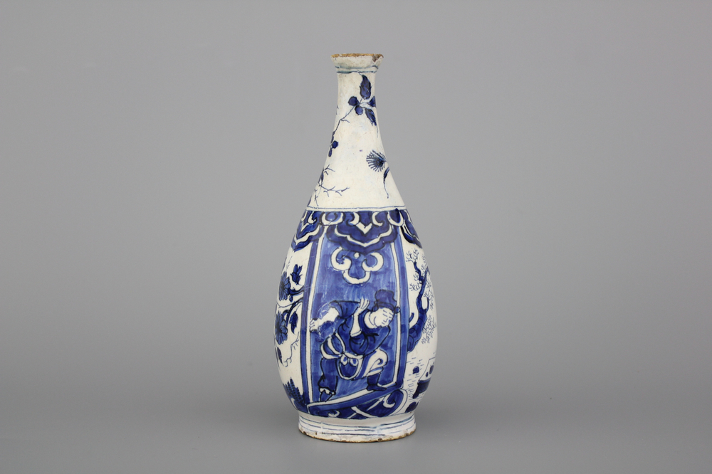 Blauw en witte Delftse flesvormige vaas met chinoiserie, ca 1700