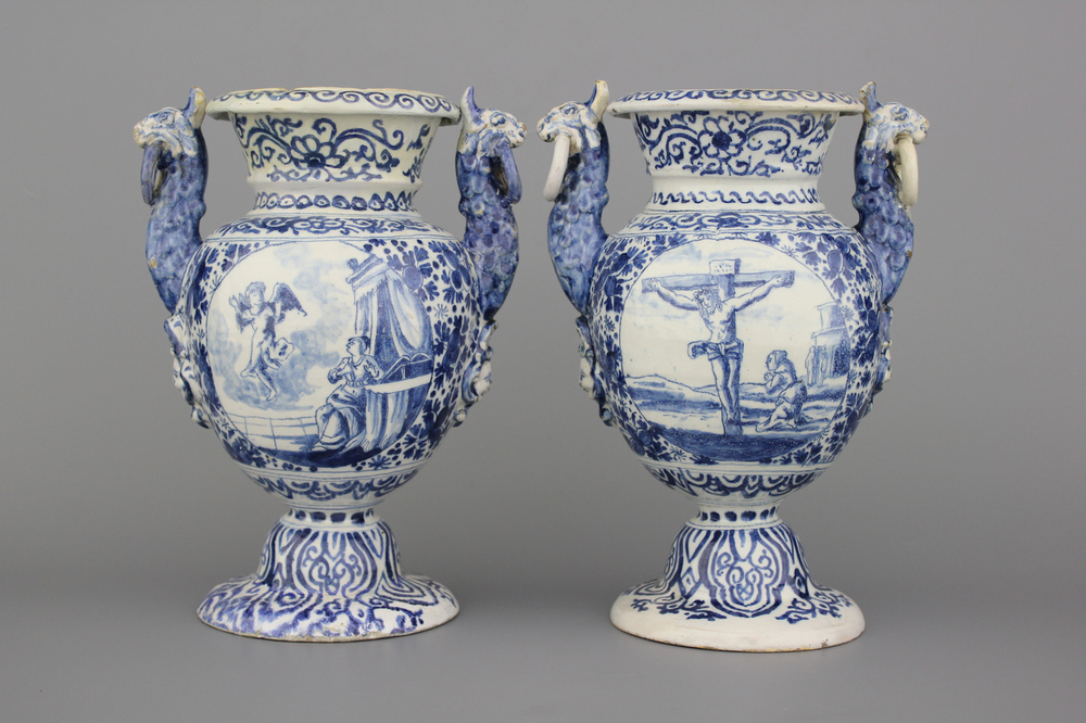 Paire de vases d'autel en fa&iuml;ence de Delft, bleu et blanc, d&eacute;cor sc&egrave;nes bibliques, 17e