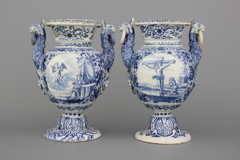 Paire de vases d'autel en faïence de Delft, bleu et blanc, décor scènes