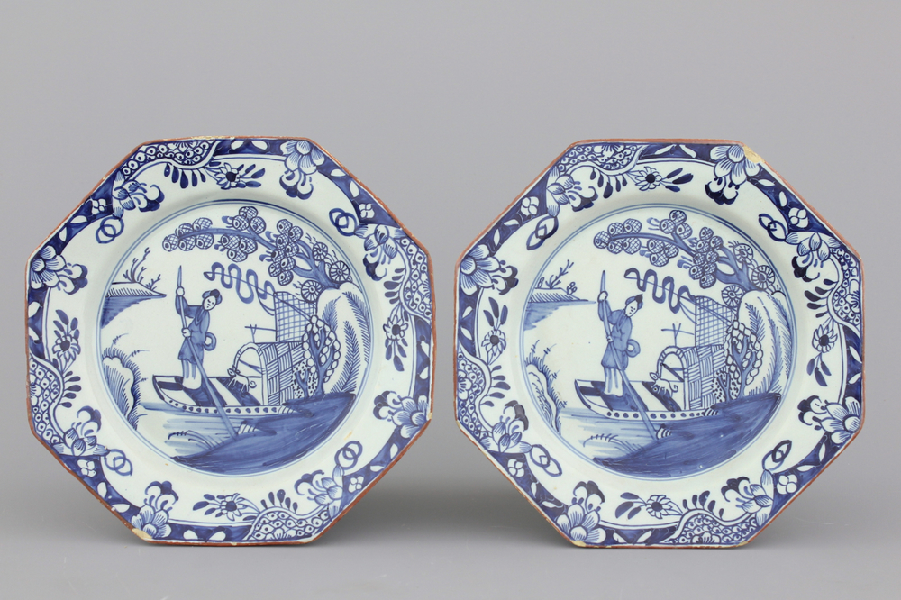 Paar Engelse borden in Delfts aardewerk met chinoiserie, Liverpool, 18e eeuw