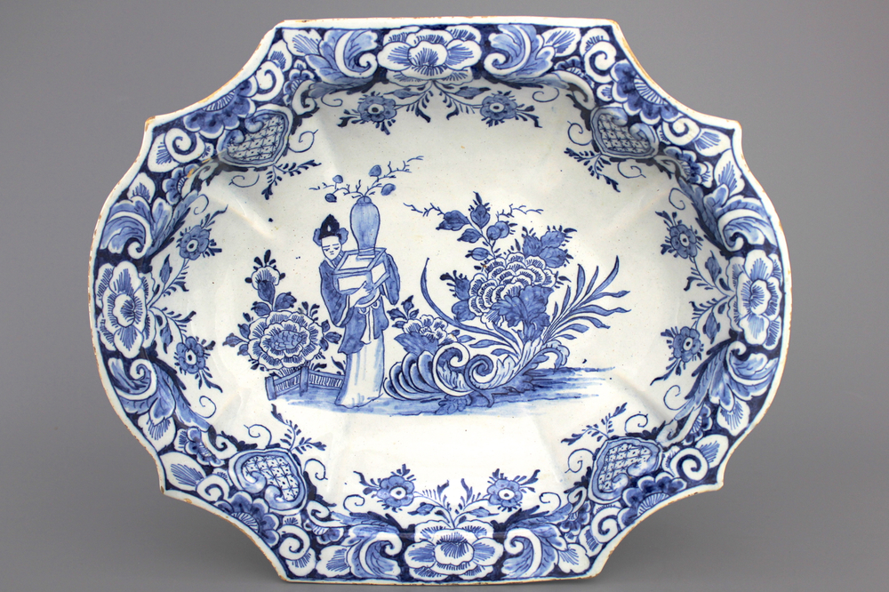 Blauw en wit Delfts bassin met chinoiserie, 18e eeuw