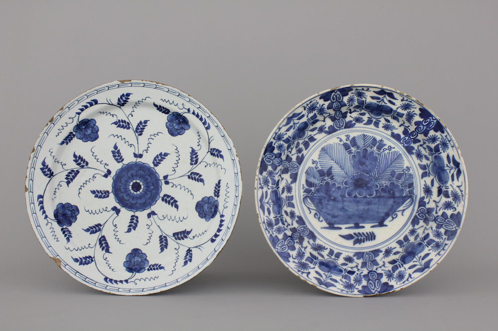 Deux plats en fa&iuml;ence de Delft, bleu et blanc, 18e
