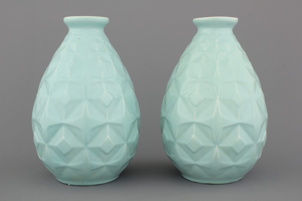 Paire de vases g&eacute;ometriques monochromes, Boch Fr&egrave;res Keramis, 1e moiti&eacute; 20e