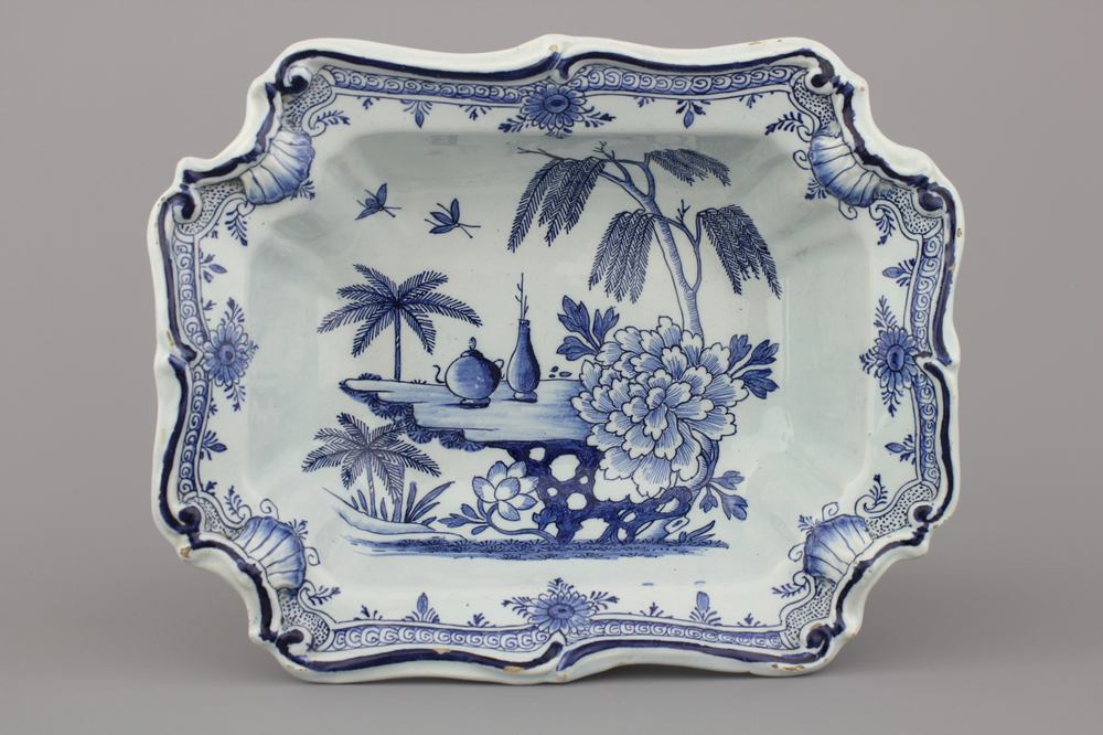 Bassin en fa&iuml;ence de Delft, bleu et blanc avec chinoiserie, 18e