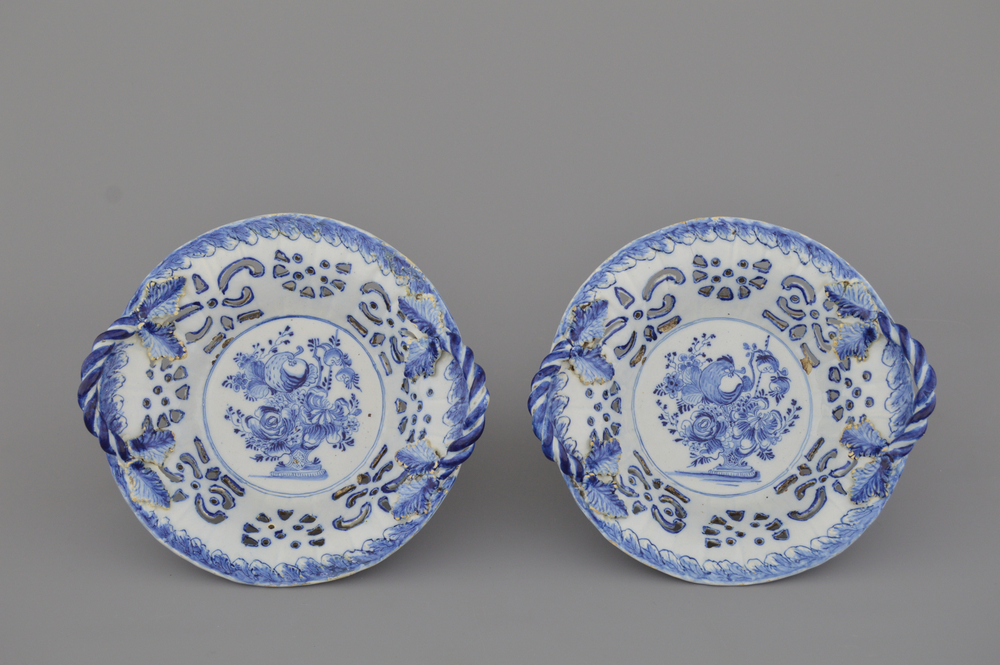 Paire de paniers en fa&iuml;ence de Delft, bleu et blanc avec ajour, 18e