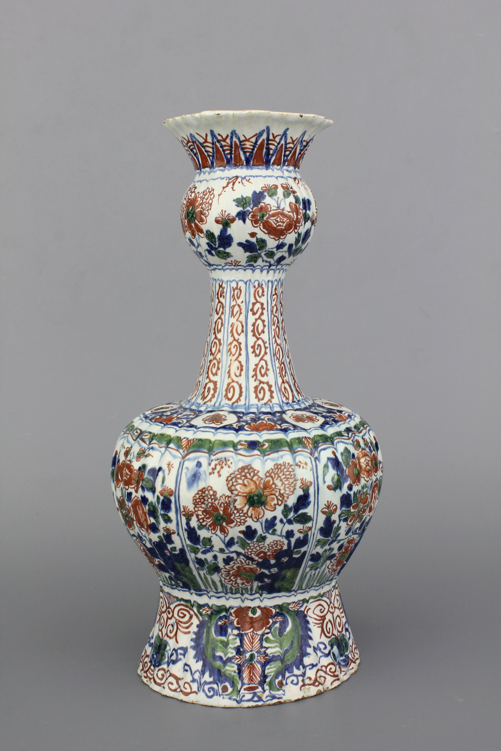 Vase c&ocirc;tel&eacute; en forme de bouteille en fa&iuml;ence de Delft, d&eacute;cor cachemire, env. 1700