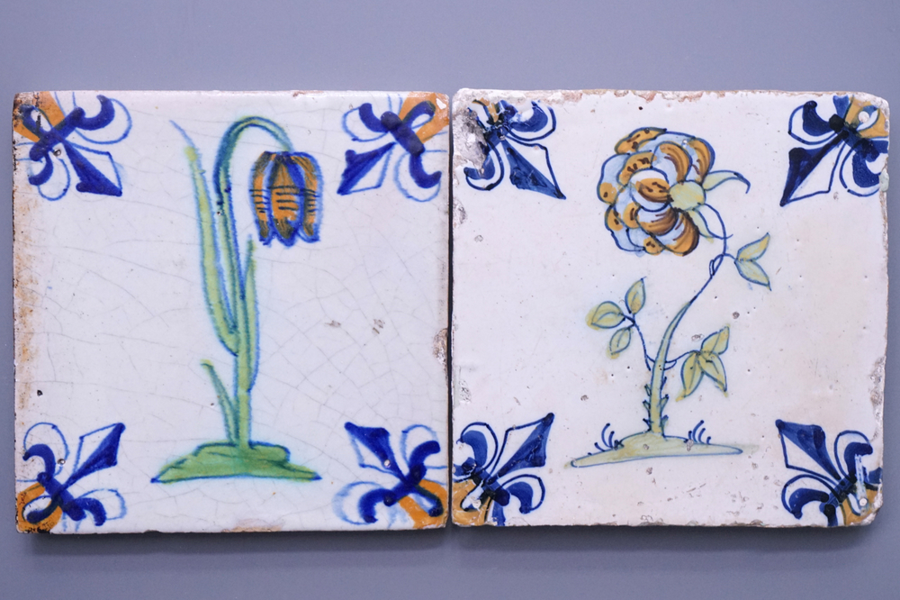 Deux carreaux en fa&iuml;ence polychrome de Delft, d&eacute;cor floral, 17e