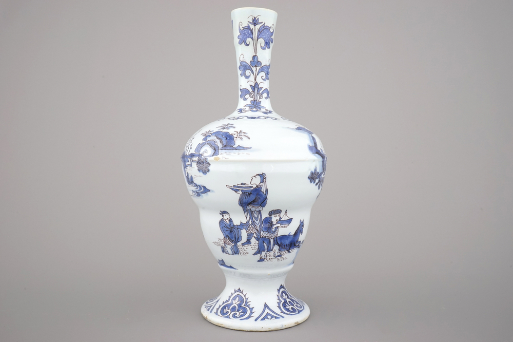Vase remarquable en fa&iuml;ence de Delft, bleu et mangan&egrave;se, 17e