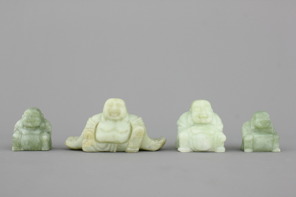 Groupe de 4  figures de Bouddha sculpt&eacute;es en pierre dure, 20e