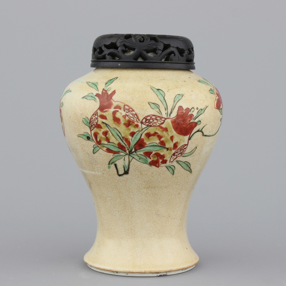 Vase en porcelaine de Chine, caf&eacute; au lait &agrave; d&eacute;cor wucai sansuo, Kangxi, env. 1690