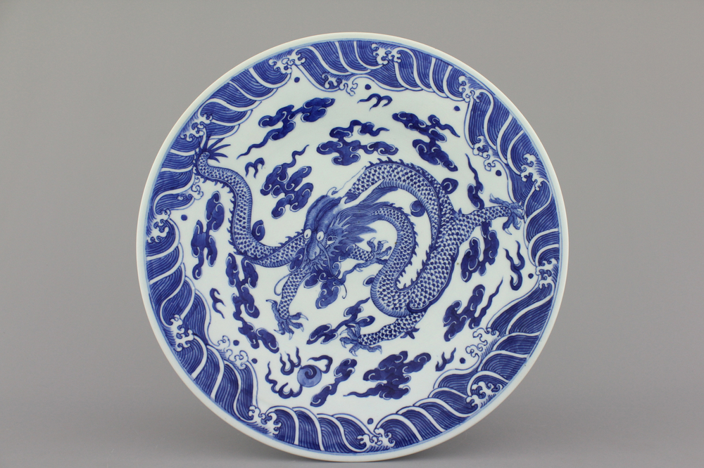Grand plat bleu et blanc &agrave; d&eacute;cor de dragon, Chine, 19e