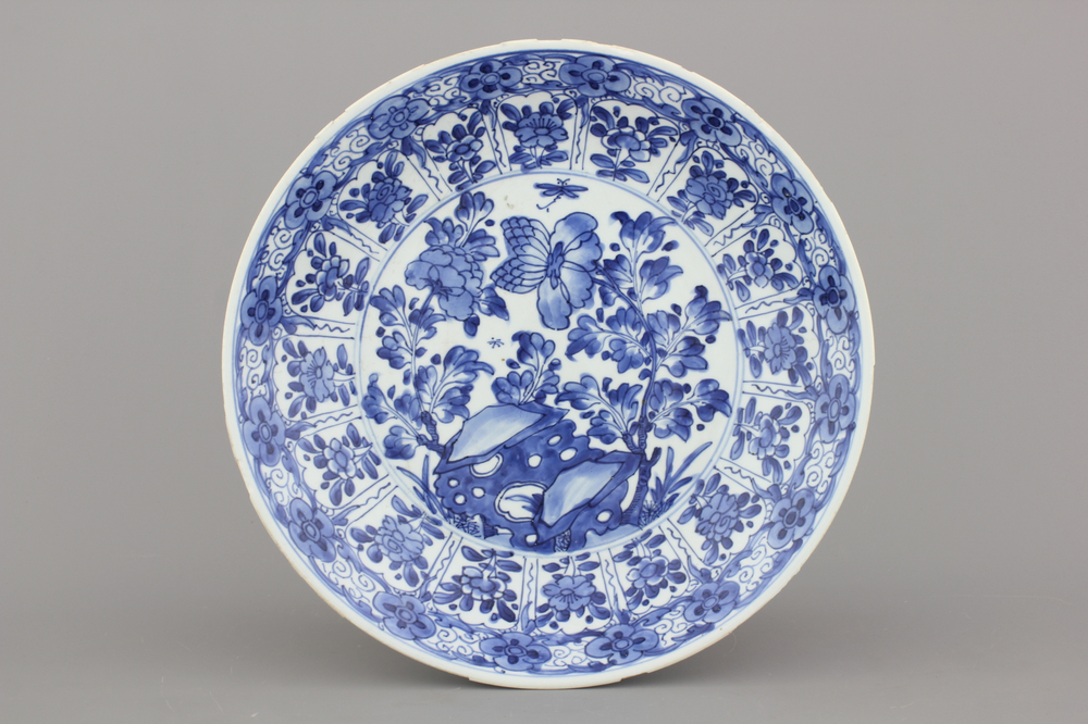 Plat en porcelaine de Chine, bleu et blanc, Kangxi, d&eacute;but 18e