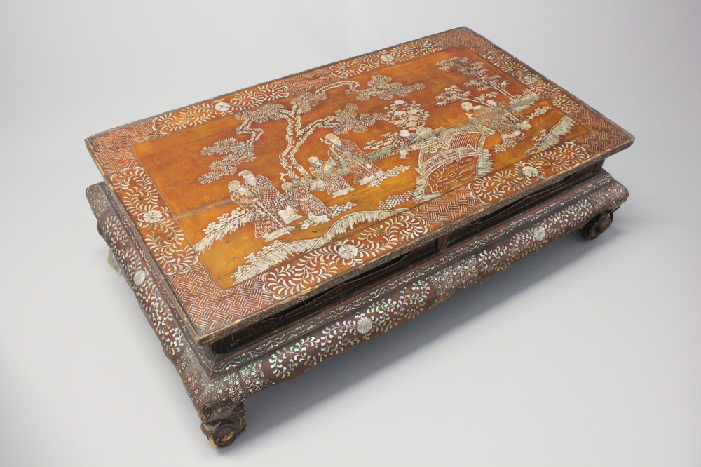 Chinese houten theetafel met inlegwerk in parelmoer, 19e eeuw