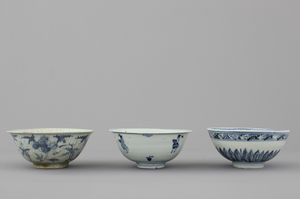 Lot van 3 blauw en witte kommen in Chinees porselein, Ming-dynastie