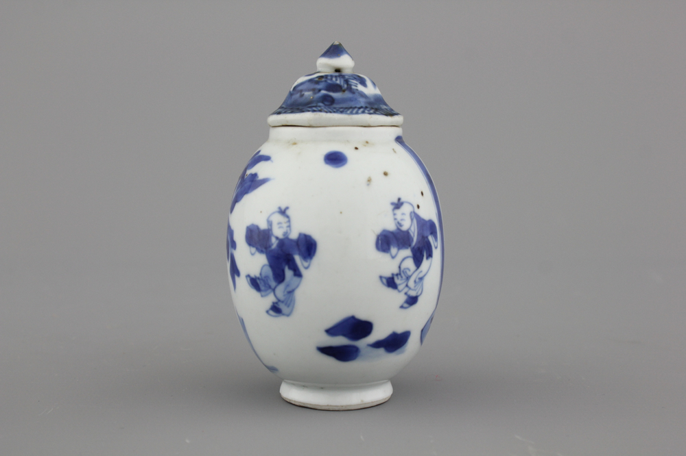 Petit vase en porcelaine de Chine, bleu et blanc, &agrave; d&eacute;cor de gar&ccedil;ons jouants, Kangxi
