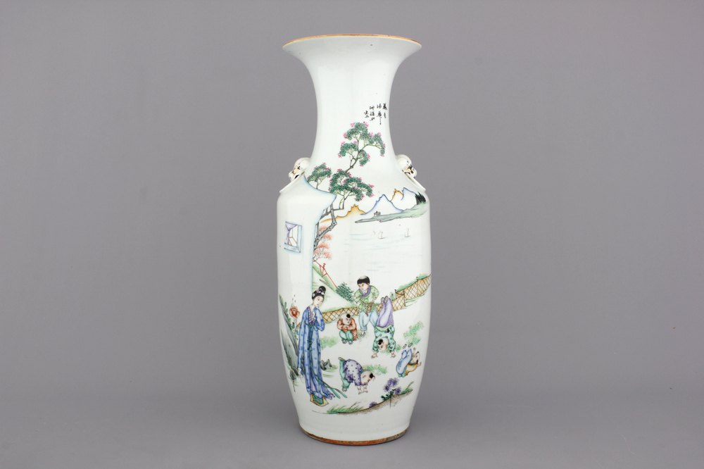 Vase en porcelaine de Chine &agrave; d&eacute;cor de gar&ccedil;ons jouant dans un jardin, 19e-20e