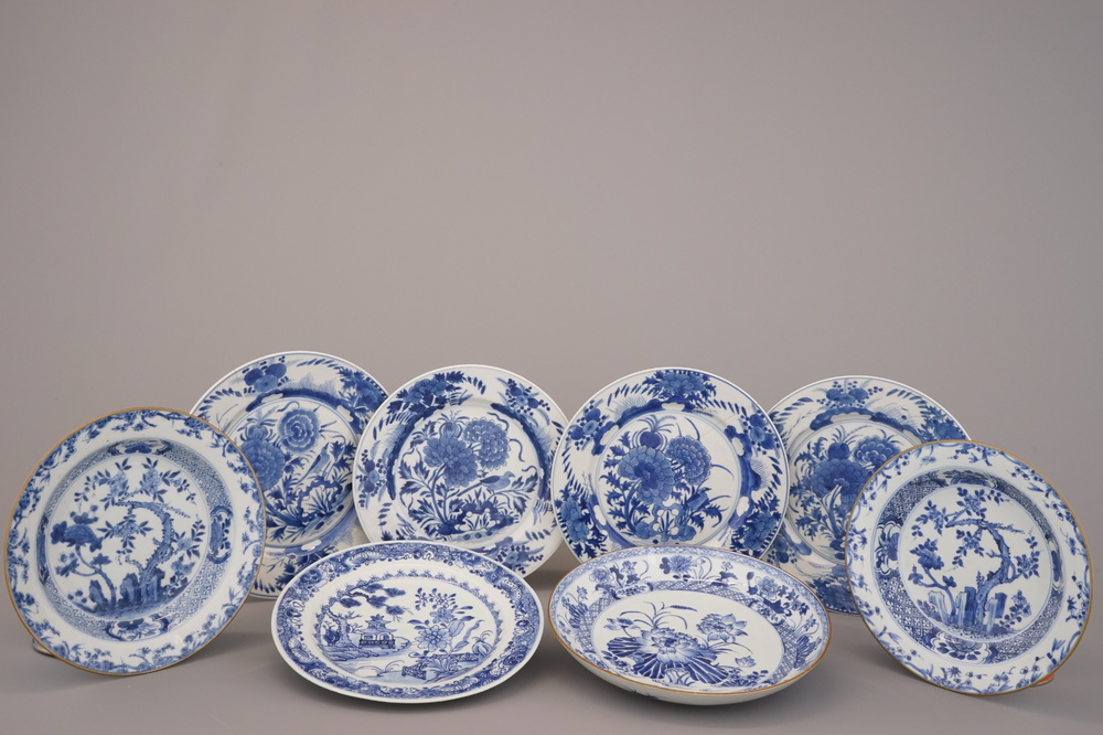 Groep van 8 blauw en witte borden in Chinees porselein, 18e eeuw