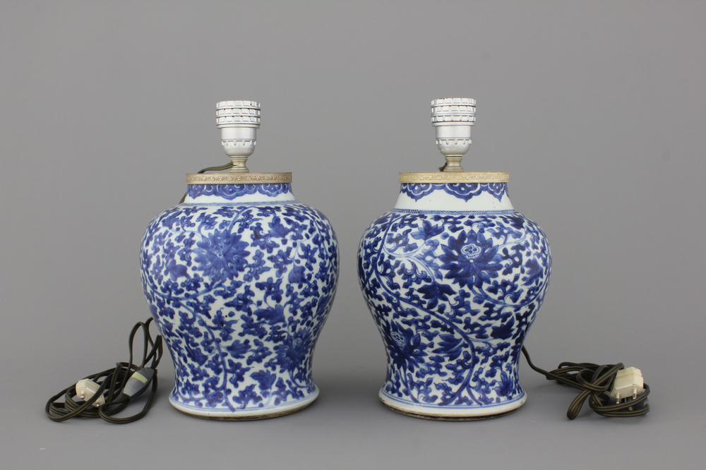 Paire de vases en porcelaine de Chine, bleu et blanc, mont&eacute;s comme lampes, Kangxi, env. 1700