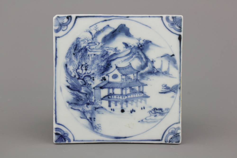 Carreau en porcelaine de Chine, bleu et blanc &agrave; d&eacute;cor d'un paysage, 17e-18e