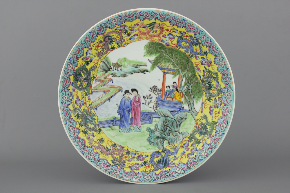 Grand plat en porcelaine de Chine, famille rose, 20e