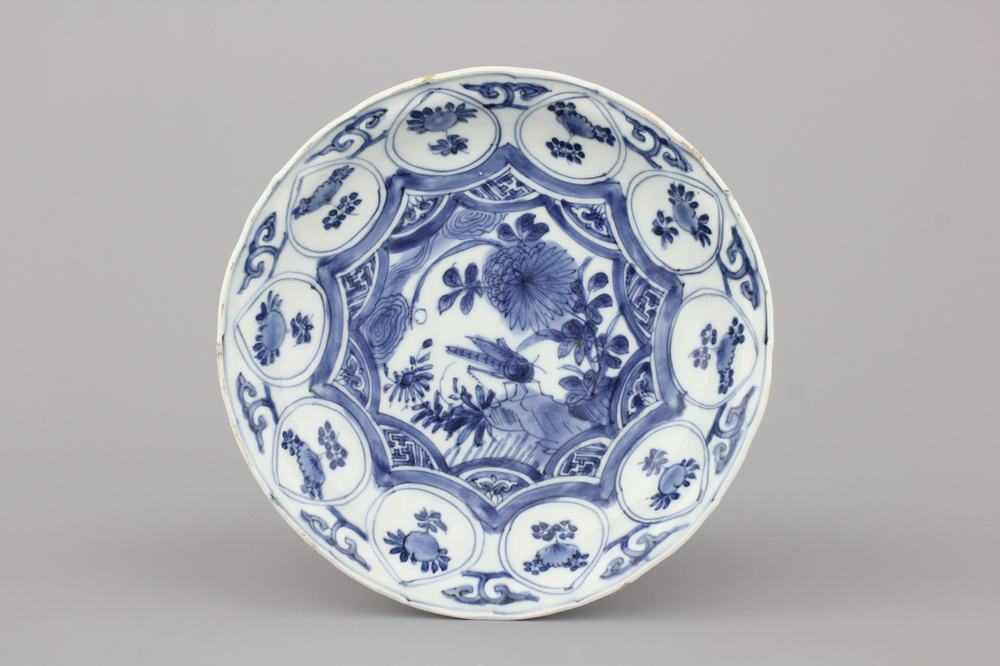 Blauw en wit Wan-Li bord in Chinees porselein met krekel, Ming-dynastie, 16e eeuw