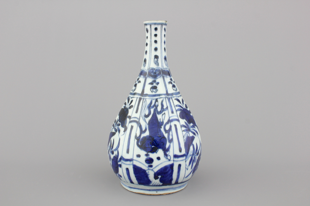 Blauw en witte Chinese Wan-Li fles met paarden, Ming-dynastie, 16e eeuw