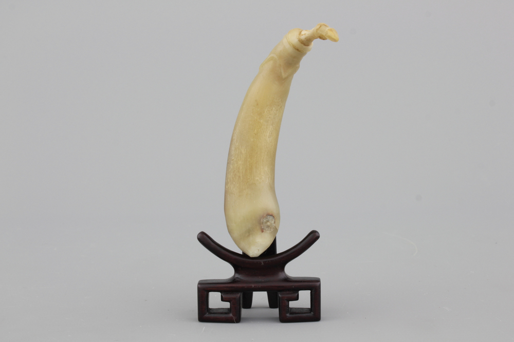 Tabati&egrave;re chinoise en ivoire sculpt&eacute; &agrave; forme d'une calebasse, dynastie Qing