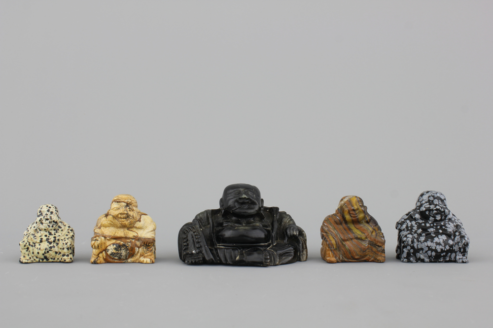 Groupe de 5 figures de Bouddha sculpt&eacute;es en pierre dure, 20e
