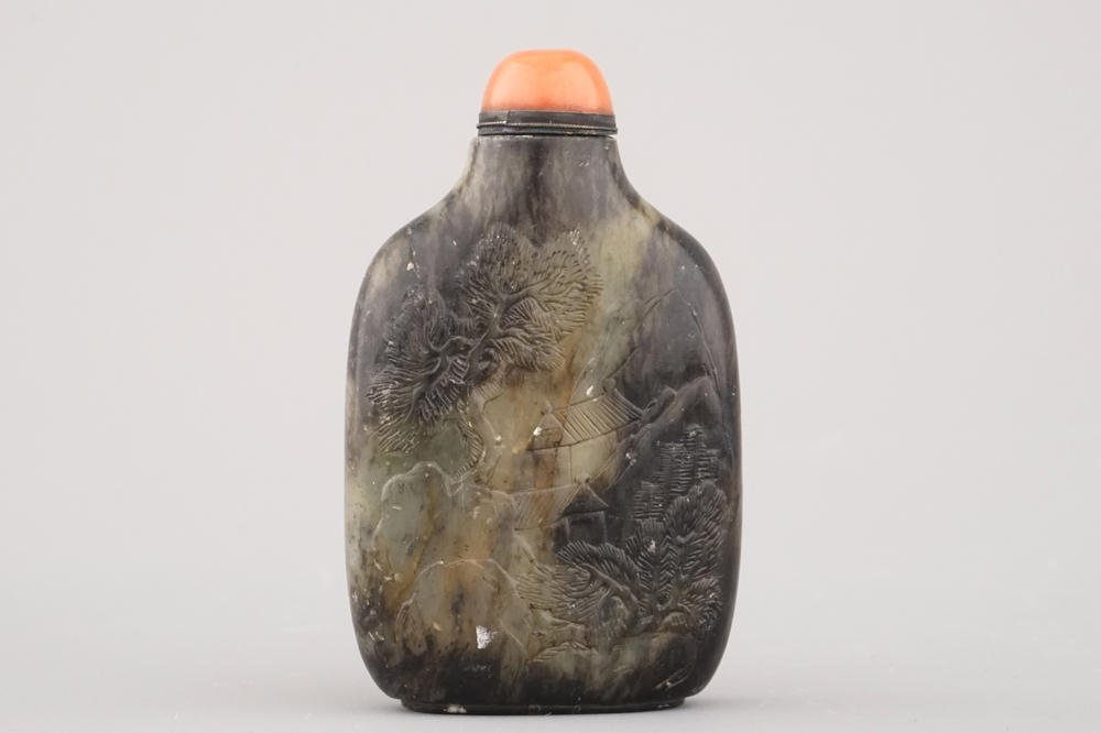 A Chinese carved jade snuff bottle