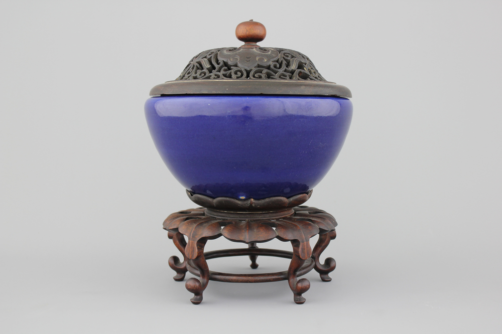 A Chinese porcelain monochrome blue bowl on wood stand with cover, 19th C.