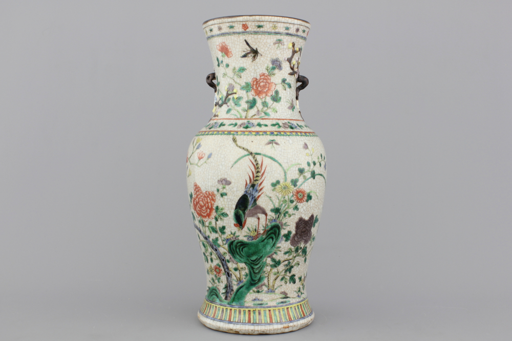 Vase &agrave; gla&ccedil;ure craquel&eacute;e en porcelaine de Chine &agrave; d&eacute;cor d'oiseaux et de fleurs, famille verte, Nanking, 19e