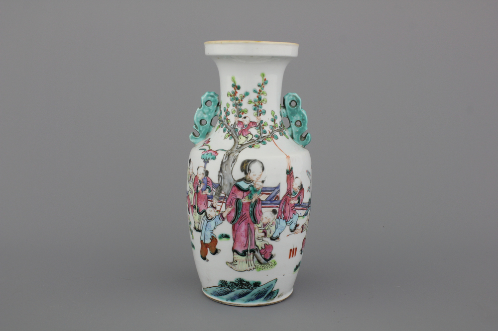 Vase en porcelaine de Chine &agrave; d&eacute;cor de sc&egrave;nes de jardin, famille rose, 19e