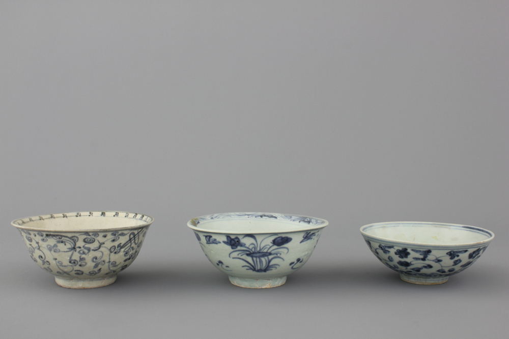 Lot van 3 blauw en witte kommen in Chinees porselein, Ming-dynastie