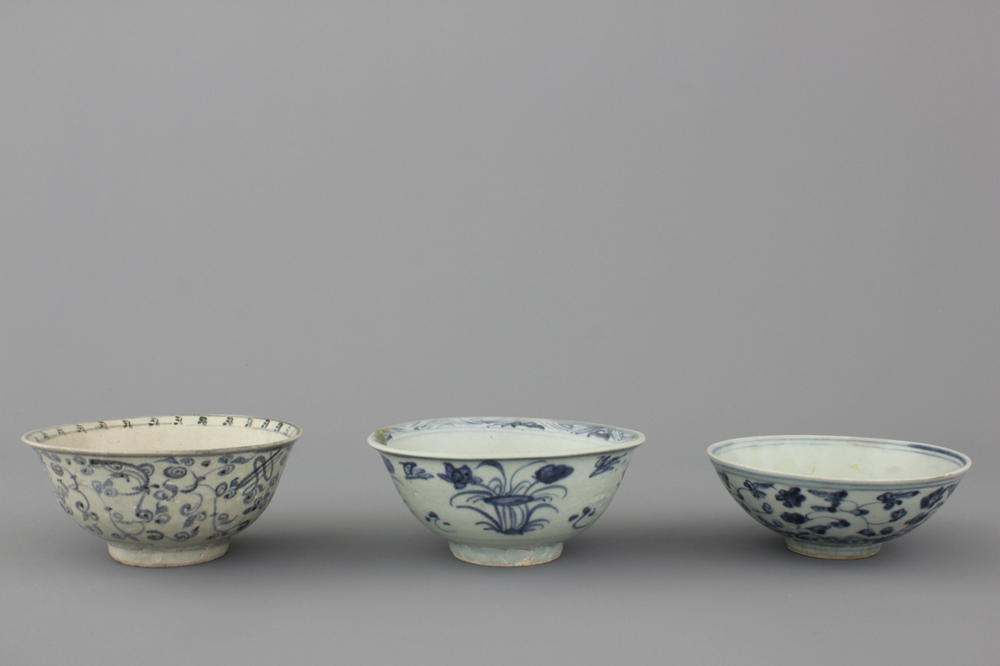 A set of 3 Chinese porcelain blue and white bowls, Ming dynasty