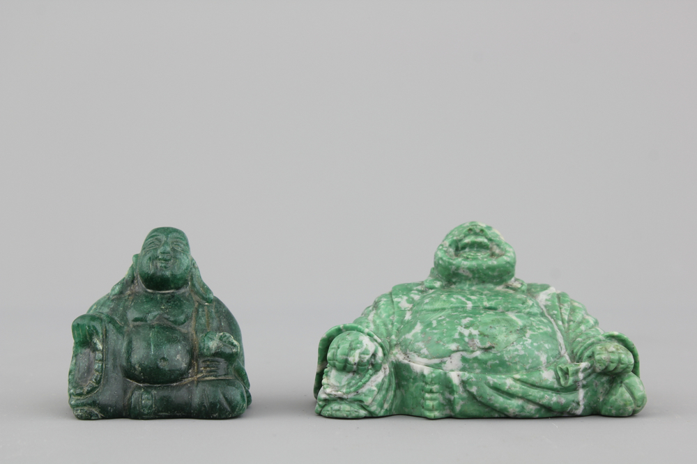 Twee Chinese boeddhafiguren gegraveerd in groene hardsteen, 20e eeuw