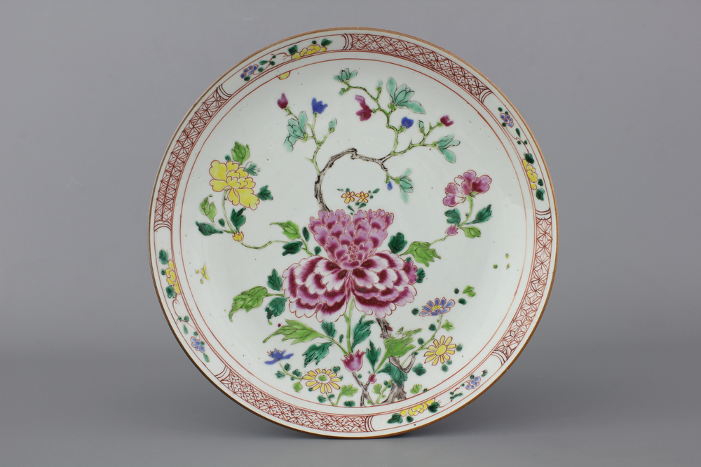 Plat en porcelaine de Chine, famille rose, Qianlong, 18e