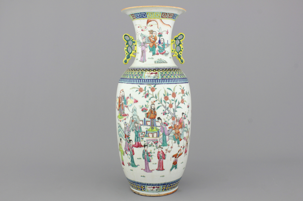 Grand vase en porcelaine de Chine &agrave; d&eacute;cor de sc&egrave;nes de jardin, 19e