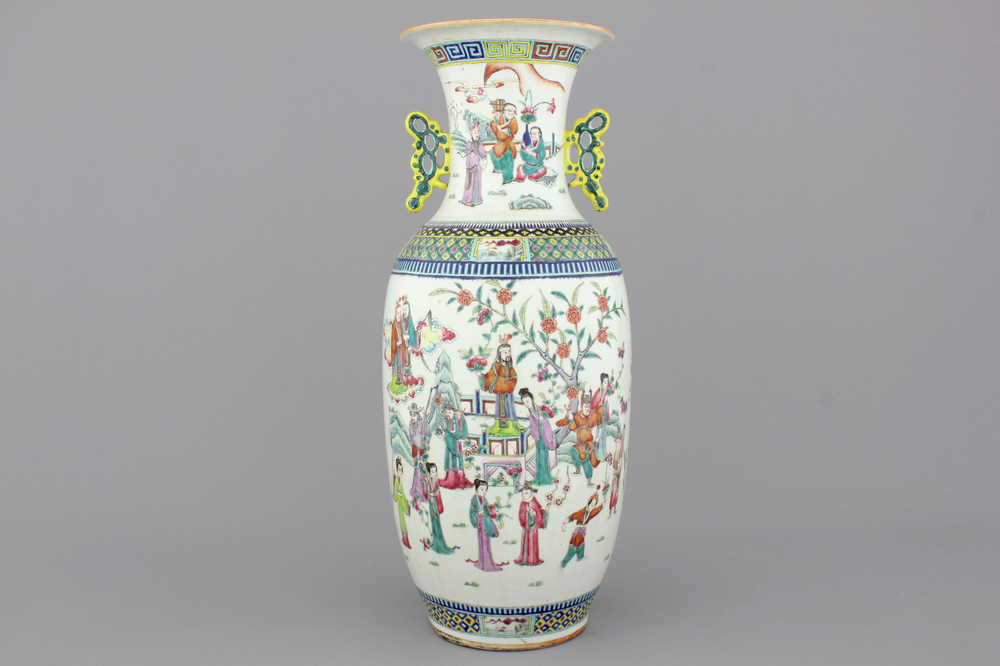 A large Chinese porcelain vase with a garden scene, 19th C.