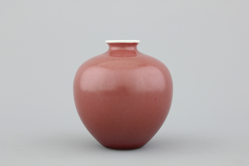 Vaas in Chinees monochroom porselein, &quot;peachbloom&quot; glazuur, 19e eeuw