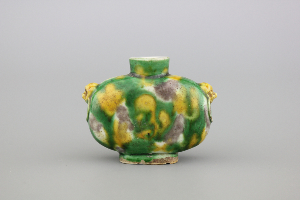 A Chinese porcelain spinach and egg snuff bottle, 18/19th C.