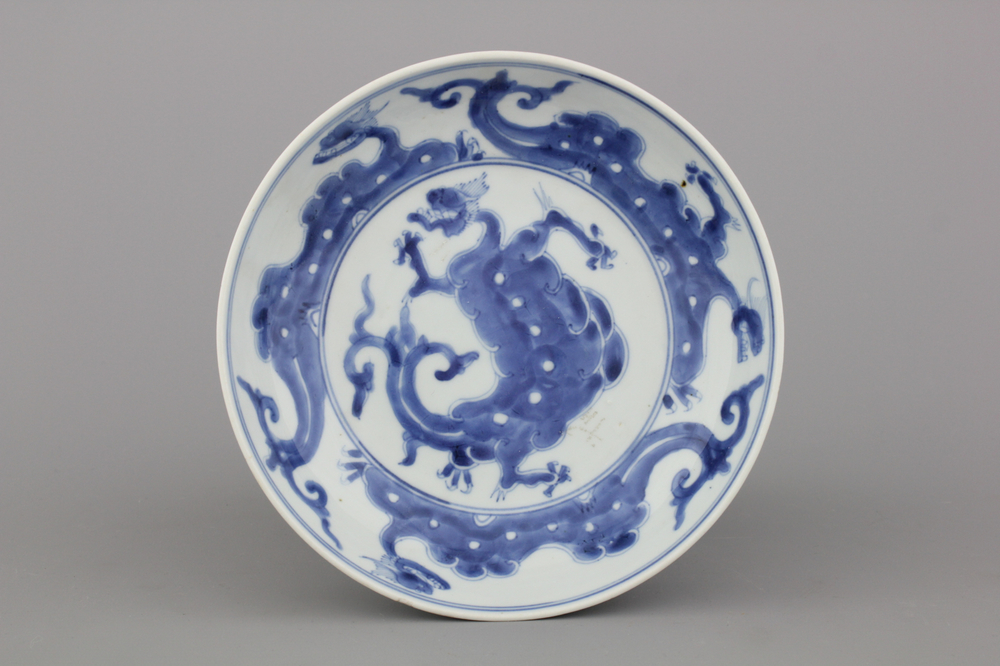 Plat en porcelaine de Chine, bleu et blanc, &agrave; d&eacute;cor d'un dragon, 18e
