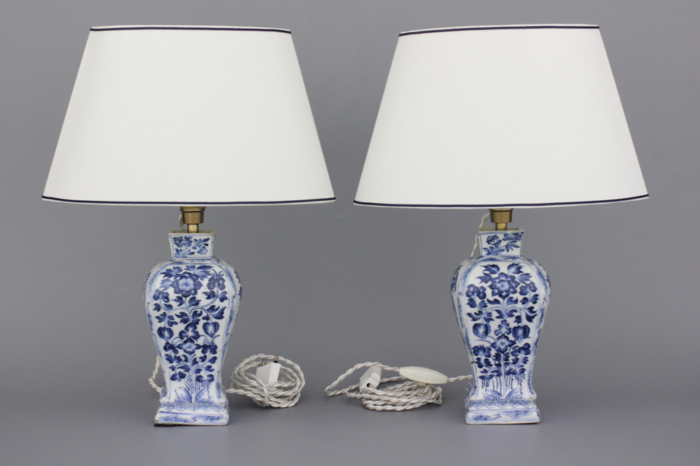 Pair de vases en porcelaine de Chine, bleu et blanc, mont&eacute;s comme lampes, Kangxi, 18e