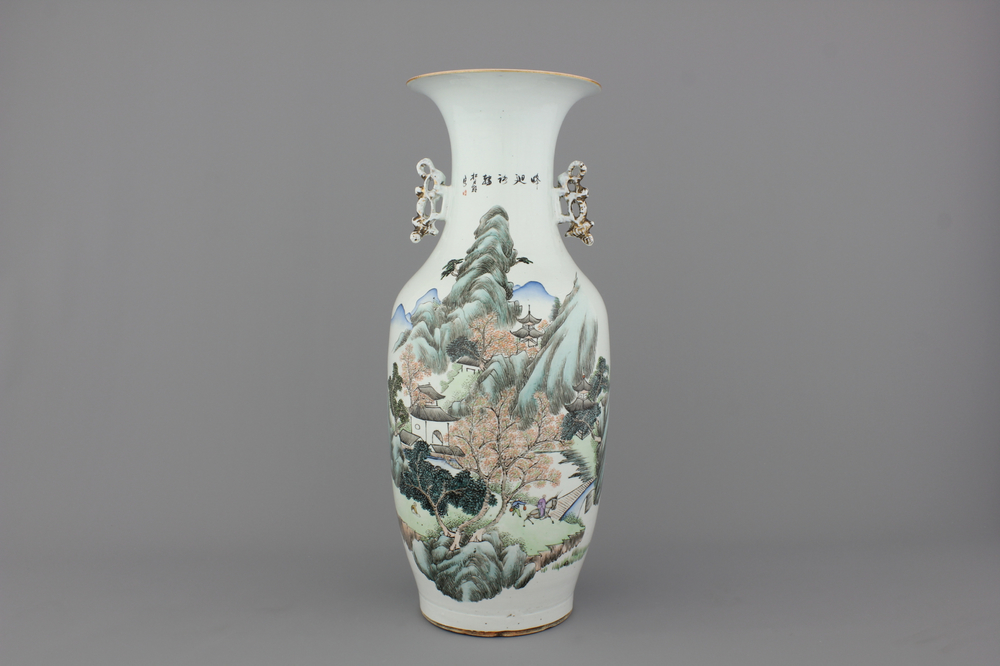 Vaas in Chinees porselein met een landschap, 19e-20e eeuw