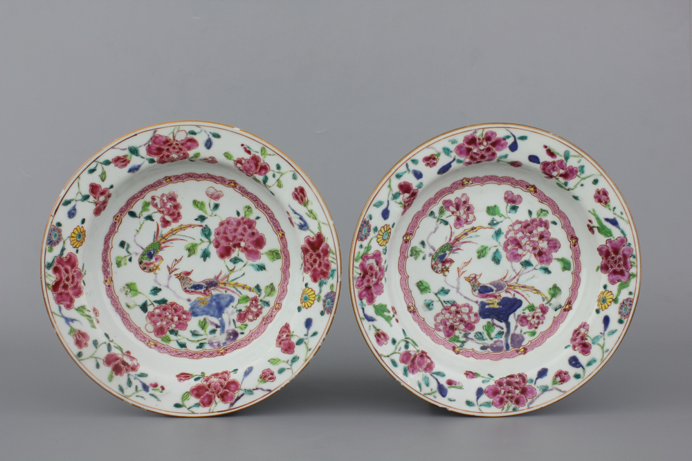 Paire d'assiettes en porcelaine de Chine &agrave; d&eacute;cor d'oiseaux, famille rose, 18e