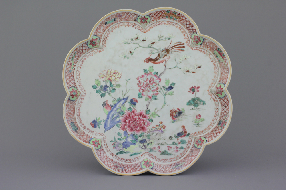 Grand plateau en porcelaine de Chine, bleu et blanc, &agrave; forme de lotus, famille rose, 18e