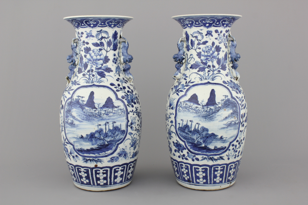 Paire de vases en porcelaine de Chine, bleu et blanc, &agrave; d&eacute;cor de paysage, 19e